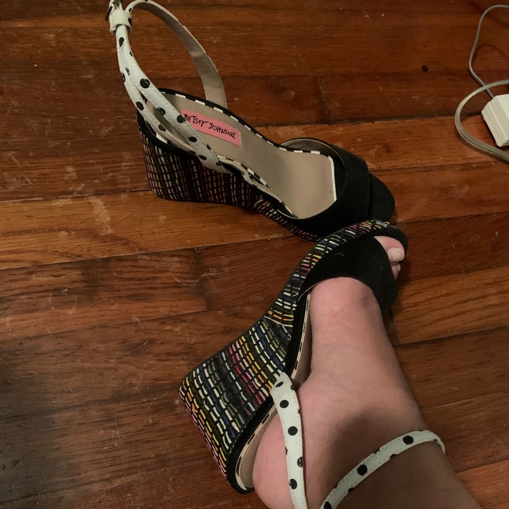 Betsy Johnson size 6 wedges- never worn